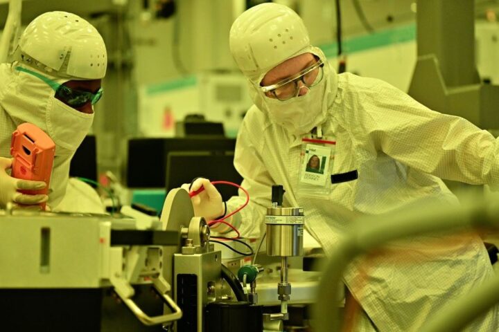 Intel pokrenuo razvoj 10A i 7A procesa, a 14A ostaje na putu prema listopadskom PDK-u