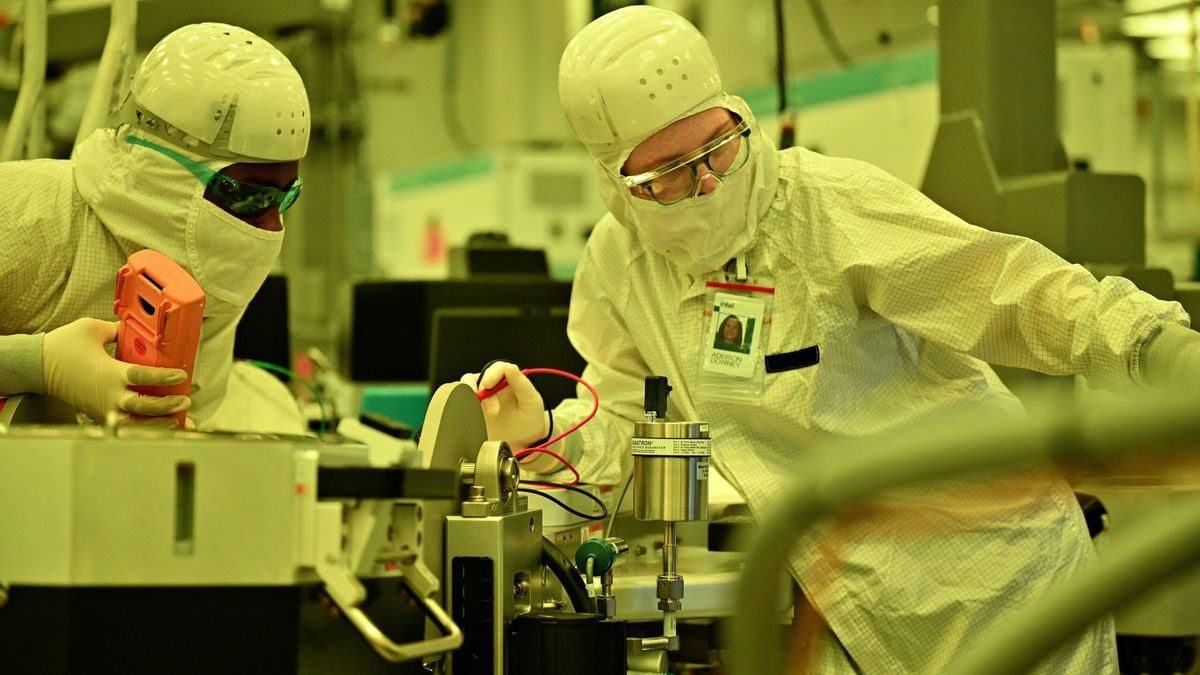 Intel pokrenuo razvoj 10A i 7A procesa, a 14A ostaje na putu prema listopadskom PDK-u