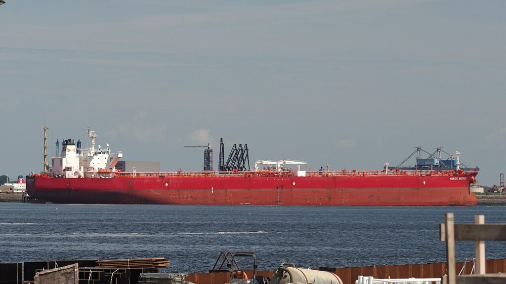 Naftni tanker u luci.