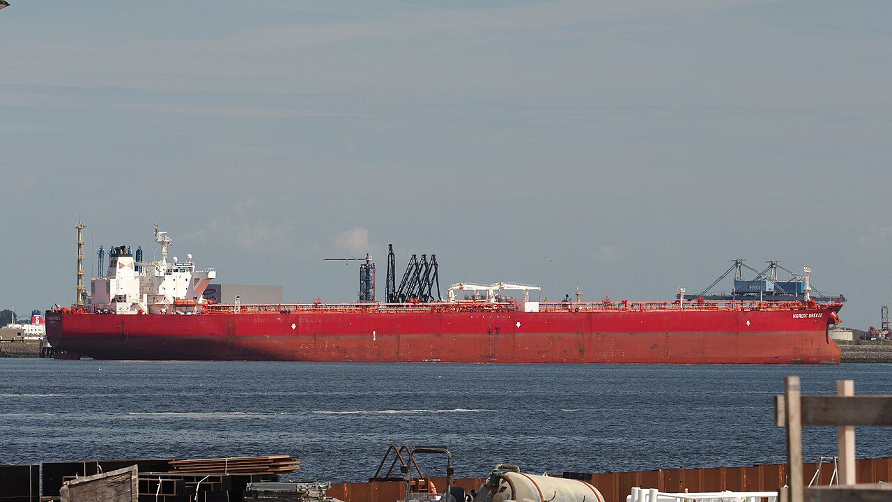 Naftni tanker u luci.