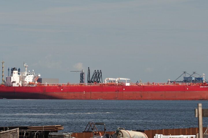 Naftni tanker u luci, ilustracija za pricu o iranskoj nafti