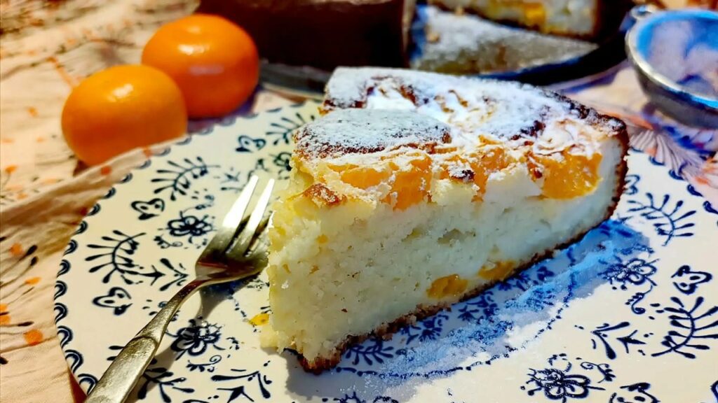 Kolač s mandarinama posut šećerom u prahu