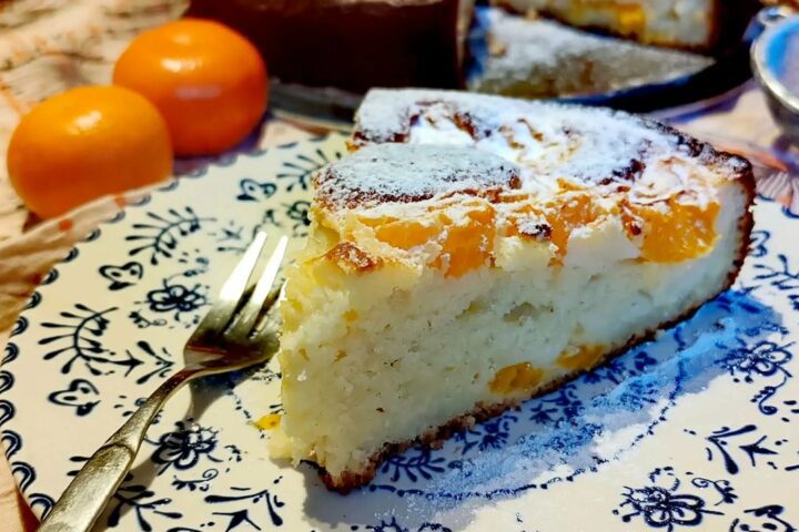 Kolač s mandarinama posut šećerom u prahu