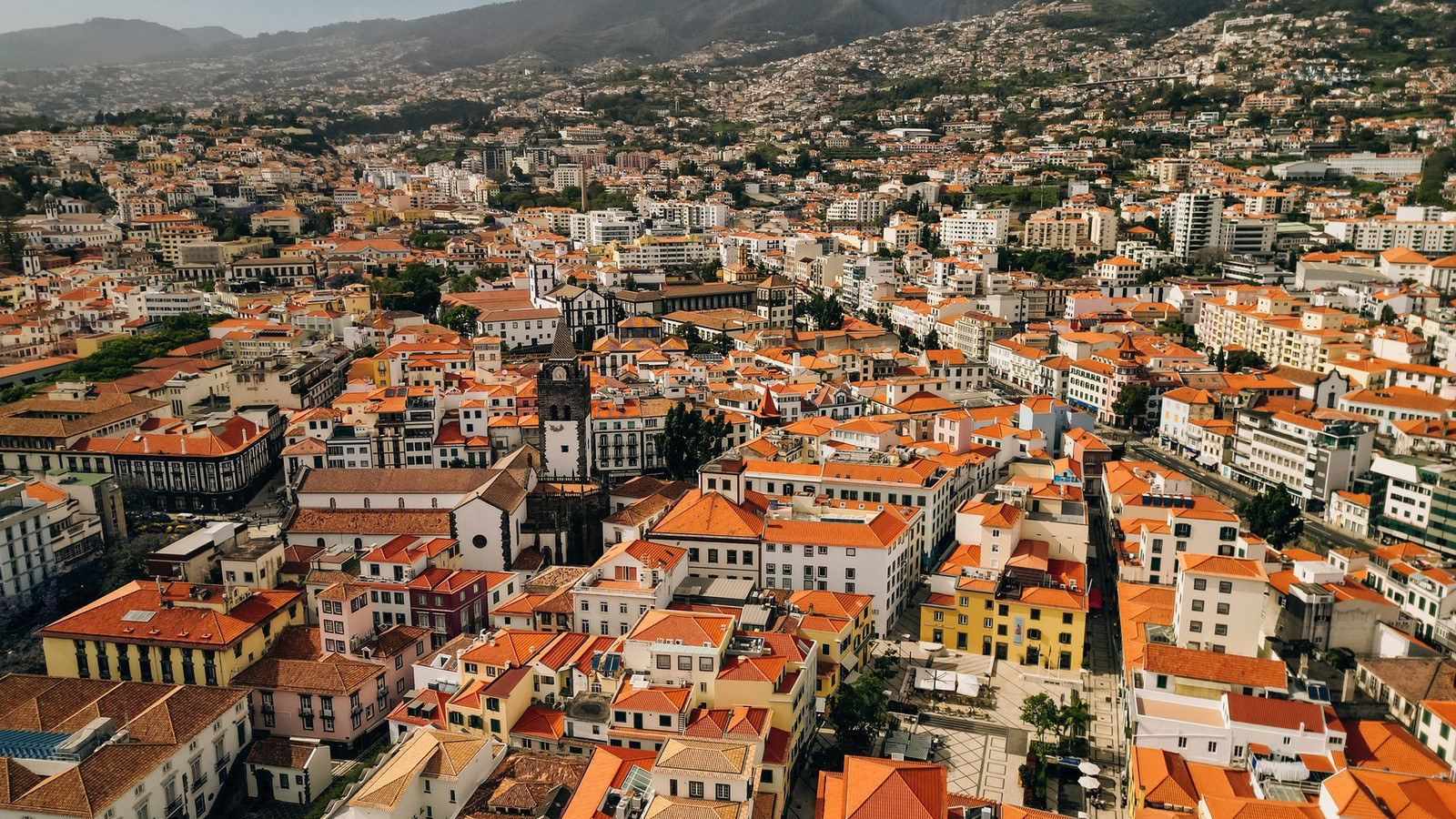 Funchal, glavni grad Madeire, smješten uz obalu Atlantika i okružen planinama.