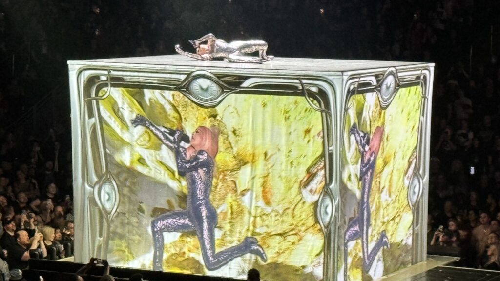 Madonna na pozornici tijekom turneje The Celebration Tour