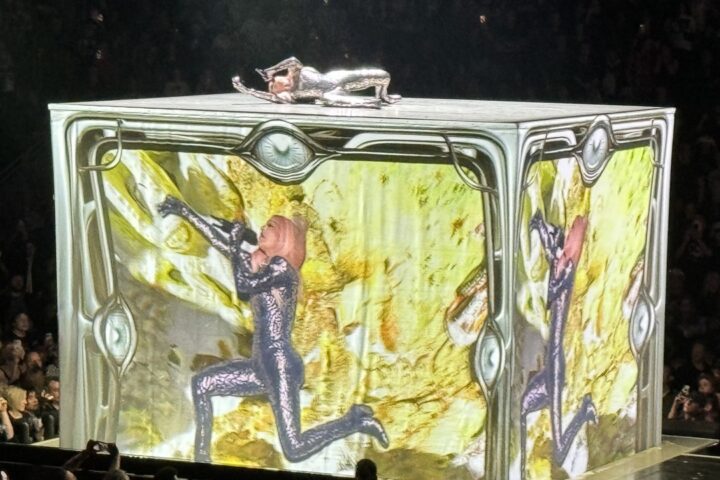 Madonna na pozornici tijekom turneje The Celebration Tour