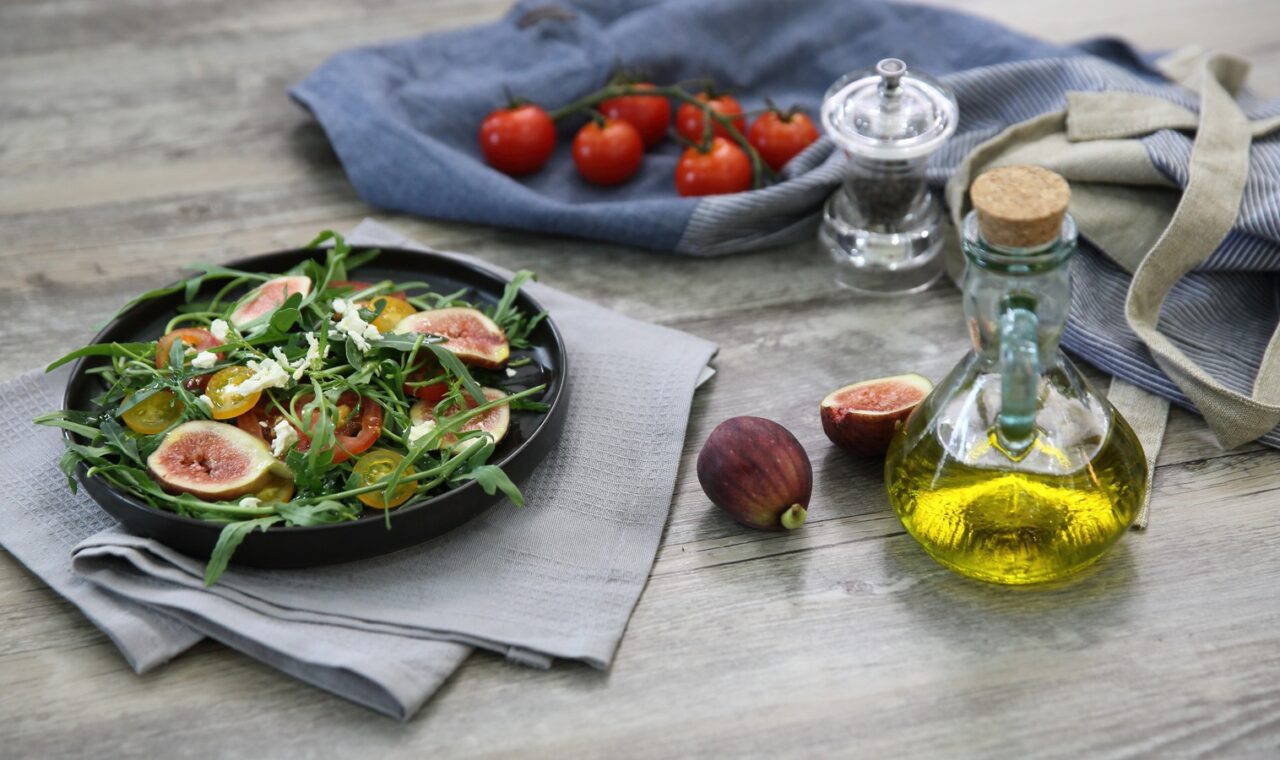 Mediteranska dijeta sa salatom, rajčicom, sirom, smokvama i maslinovim uljem.