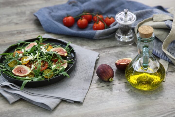 Mediteranska dijeta sa salatom, rajčicom, sirom, smokvama i maslinovim uljem.