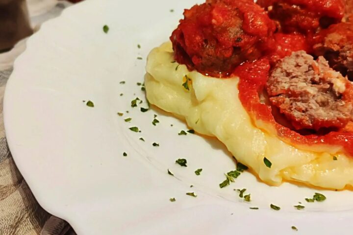 Mesne okruglice sa sirom u umaku od rajčice