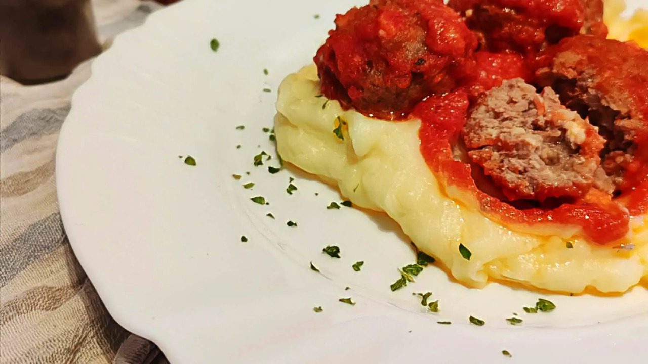 Mesne okruglice sa sirom u umaku od rajčice