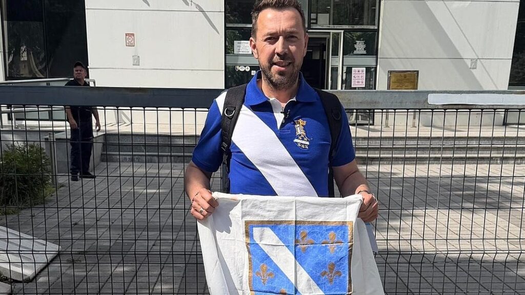 MUP RS-a vratio Bajriću zastavu s ljiljanima oduzetu 2015. u Banjoj Luci