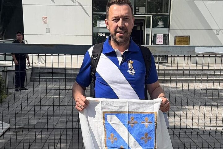 MUP RS-a vratio Bajriću zastavu s ljiljanima oduzetu 2015. u Banjoj Luci