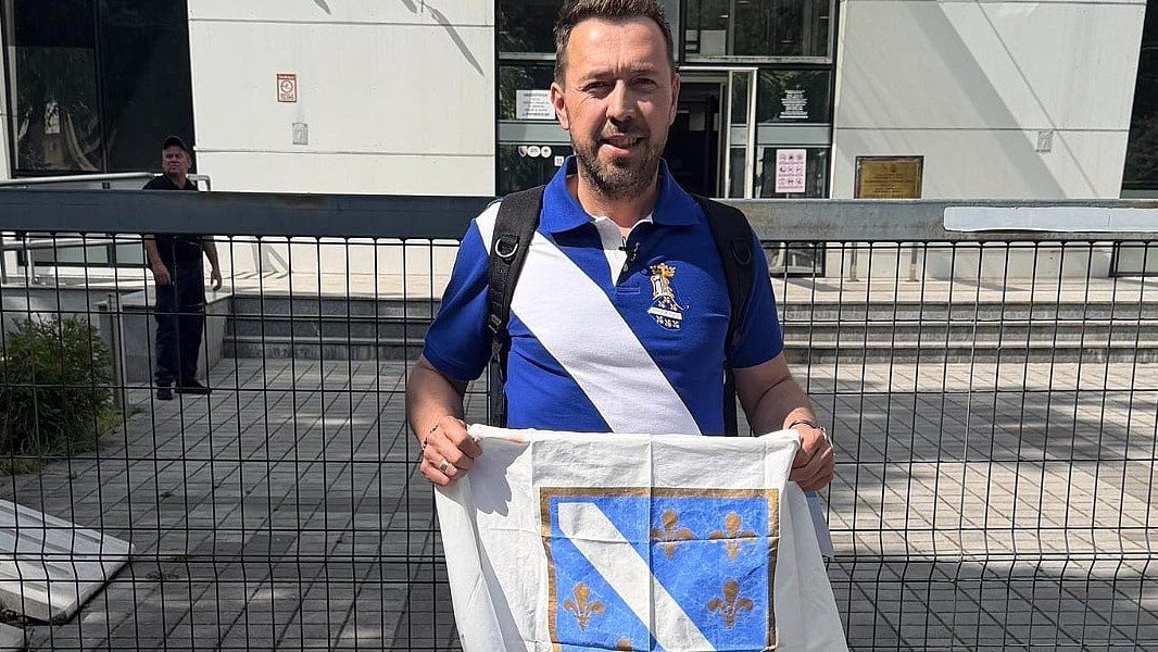 MUP RS-a vratio Bajriću zastavu s ljiljanima oduzetu 2015. u Banjoj Luci