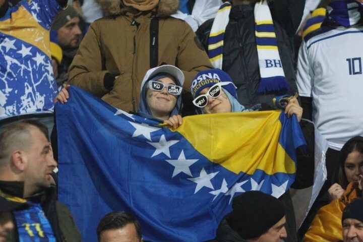 Navijači Bosne i Hercegovine s državnom zastavom na tribinama