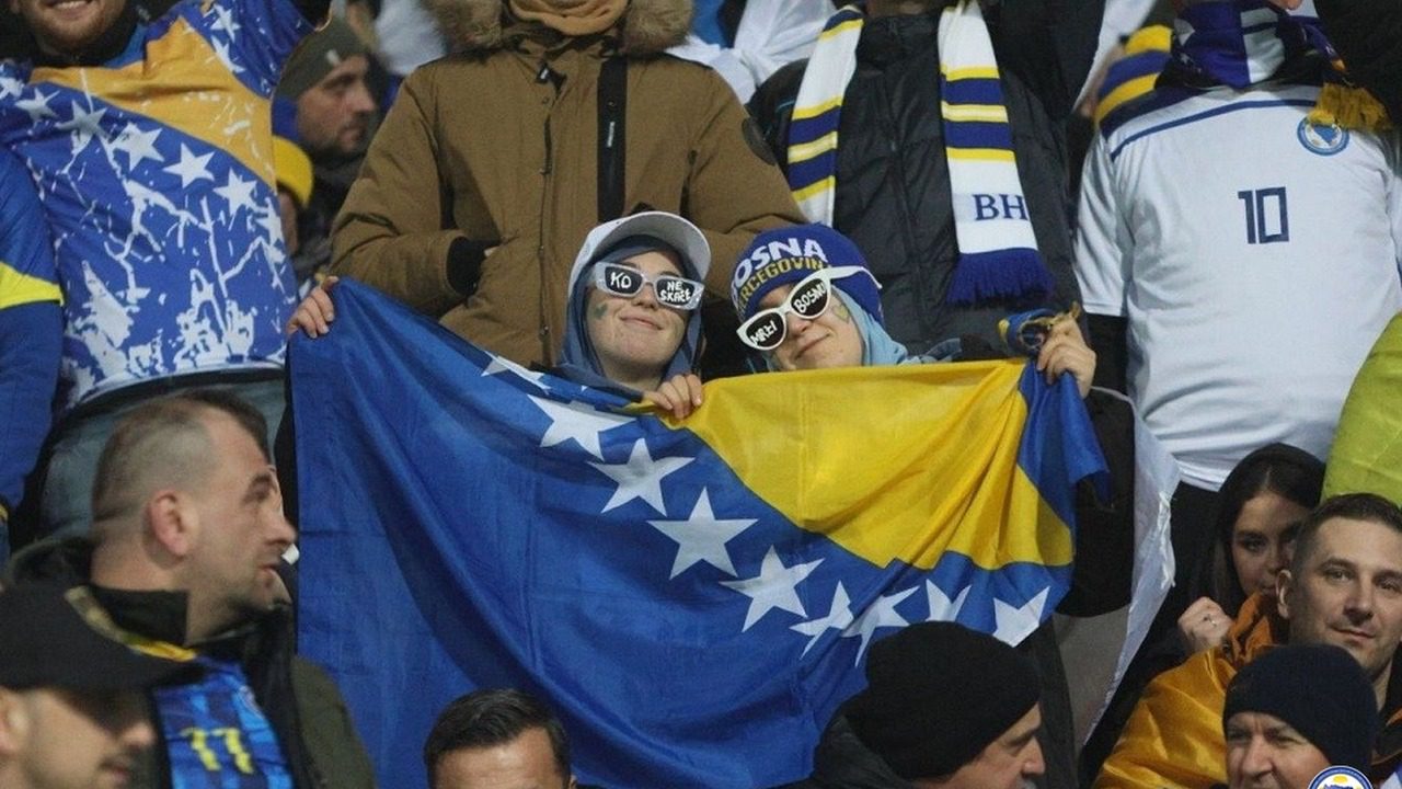 Navijači Bosne i Hercegovine s državnom zastavom na tribinama