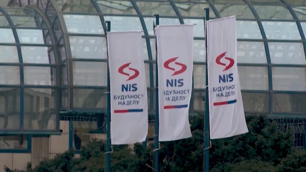 Zastave Naftne industrije Srbije ispred sjedišta NIS-a