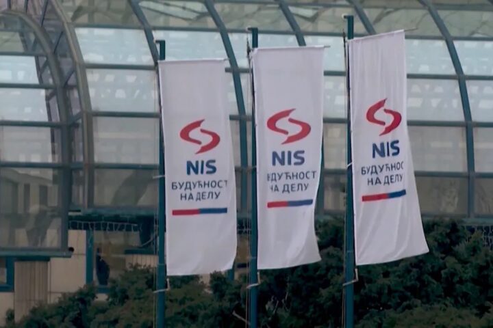 Zastave Naftne industrije Srbije ispred sjedišta NIS-a