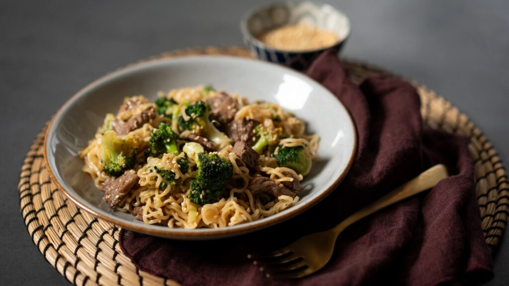 Noodlesi s junetinom i brokulom: brzi wok u azijskom stilu