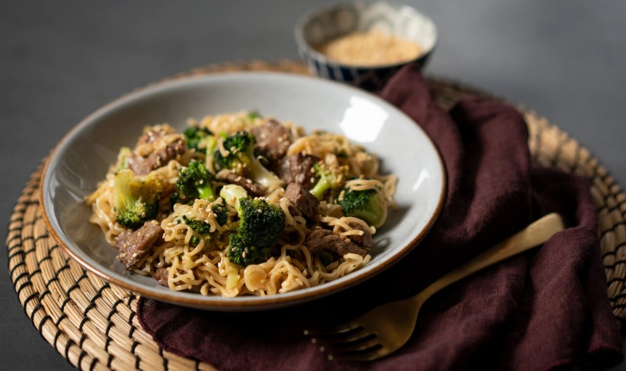 Noodlesi s junetinom i brokulom: brzi wok u azijskom stilu