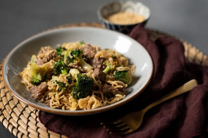 Noodlesi s junetinom i brokulom: brzi wok u azijskom stilu