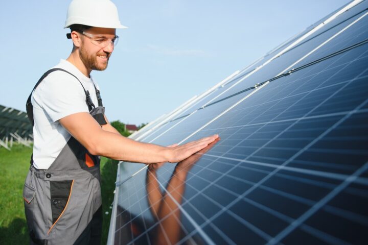 Radnik uz solarne panele