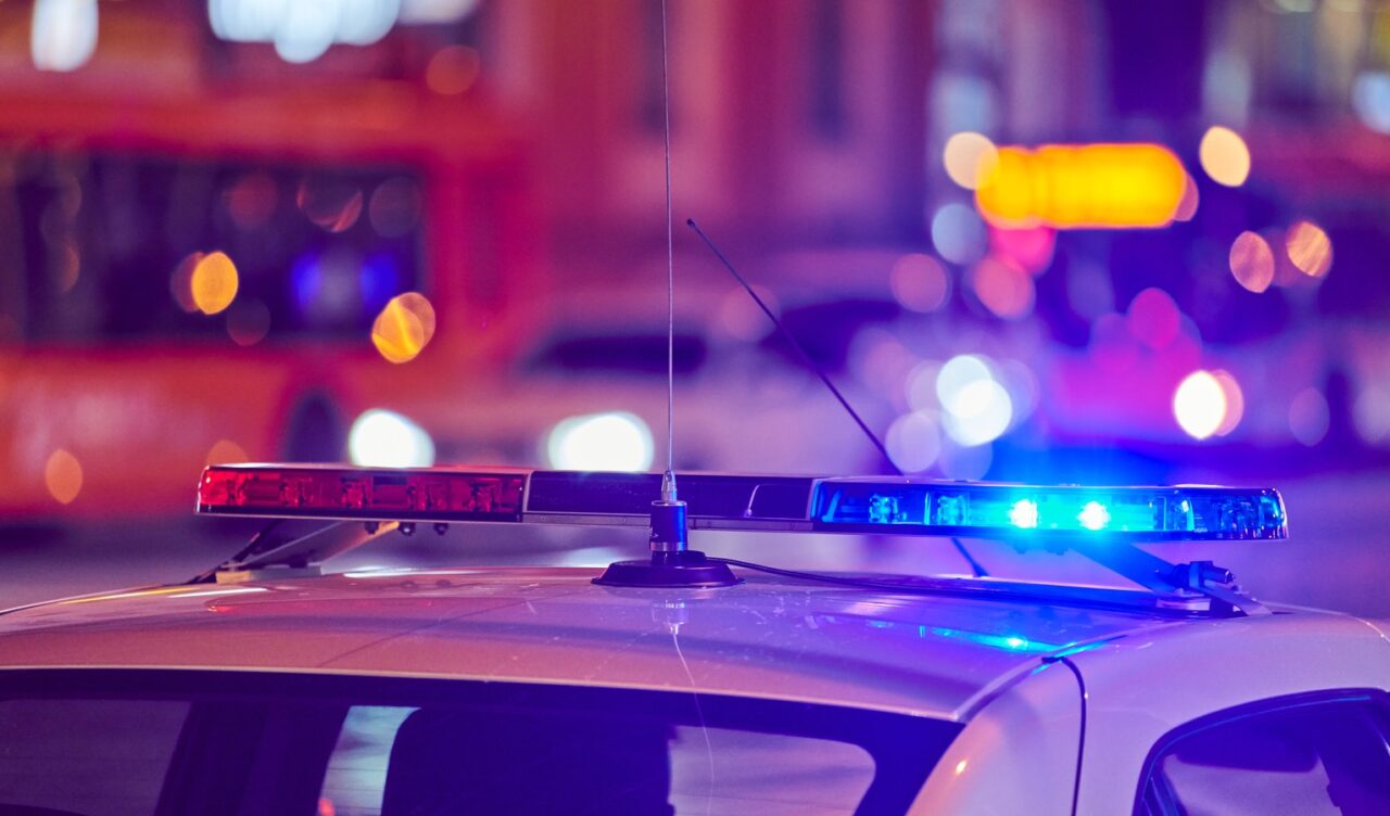 Policijska svjetla noću kao ilustracija ubojstva i istrage u Drnišu.