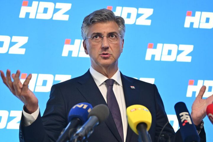 Andrej Plenkovic govori pred HDZ pozadinom.