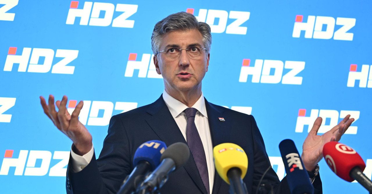 Andrej Plenkovic govori pred HDZ pozadinom.