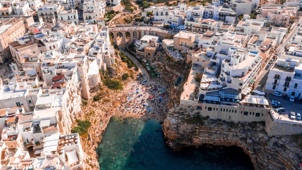 Polignano a Mare u Apuliji s bijelim kućama na liticama iznad Jadranskog mora.