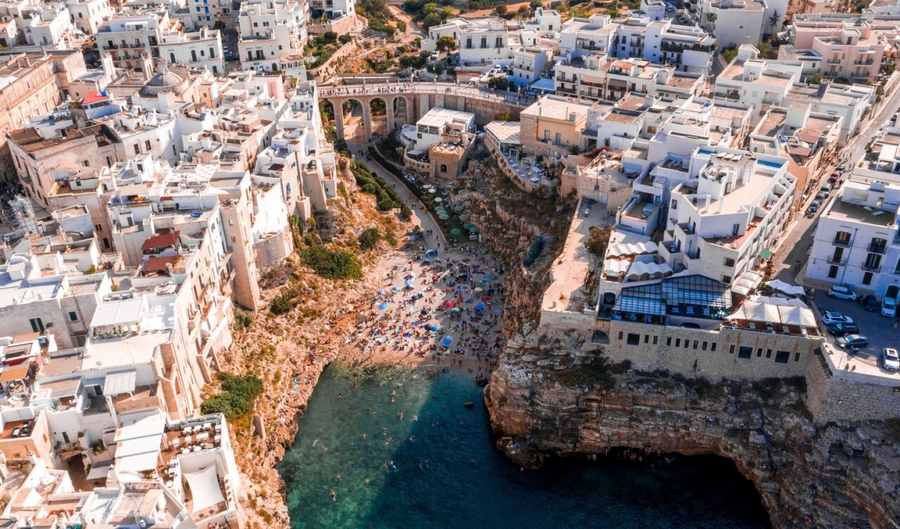 Polignano a Mare u Apuliji s bijelim kućama na liticama iznad Jadranskog mora.