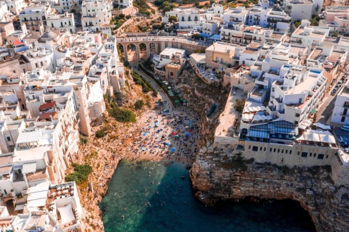 Polignano a Mare u Apuliji s bijelim kućama na liticama iznad Jadranskog mora.
