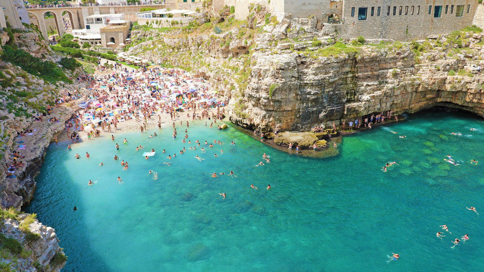 Plaža Lama Monachile između litica u Polignanu a Mare.