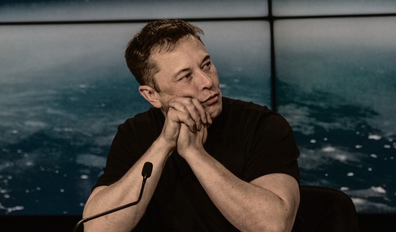 Elon Musk na pozornici kao ilustracija sudskog spora protiv OpenAI-ja.