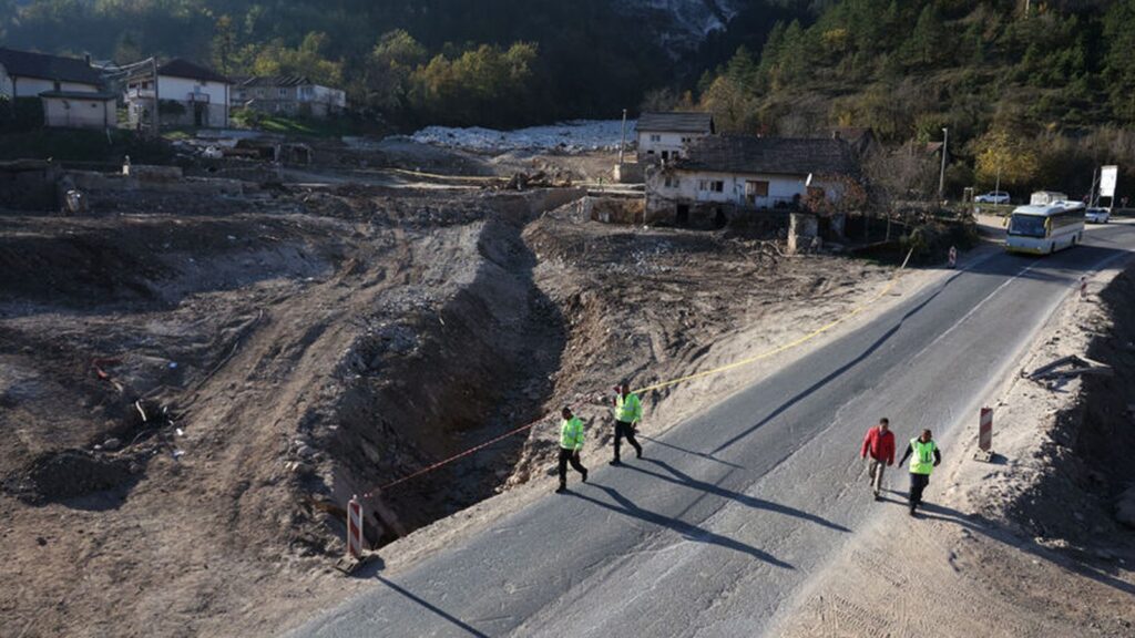 Širi pogled na Donju Jablanicu nakon bujičnih poplava i odrona, s nanosima zemlje, cestom i oštećenim područjem.