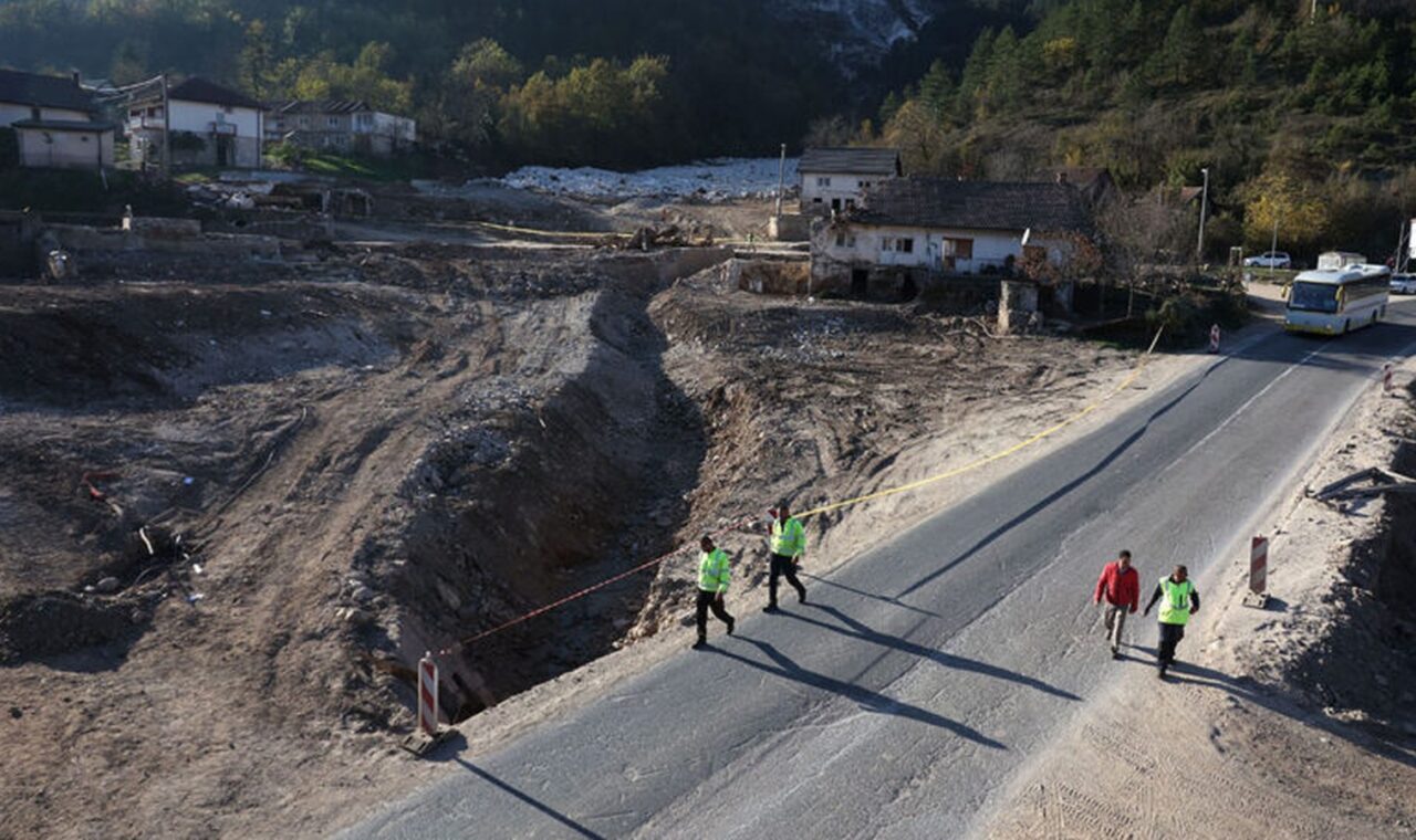 Širi pogled na Donju Jablanicu nakon bujičnih poplava i odrona, s nanosima zemlje, cestom i oštećenim područjem.