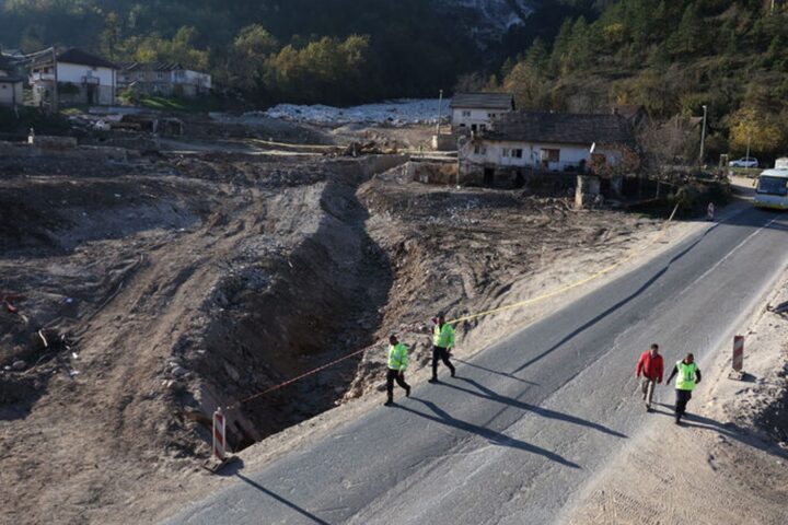 Širi pogled na Donju Jablanicu nakon bujičnih poplava i odrona, s nanosima zemlje, cestom i oštećenim područjem.