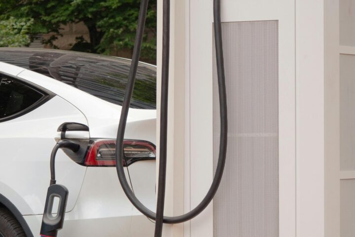 Električni automobil na punionici u Bosni i Hercegovini.