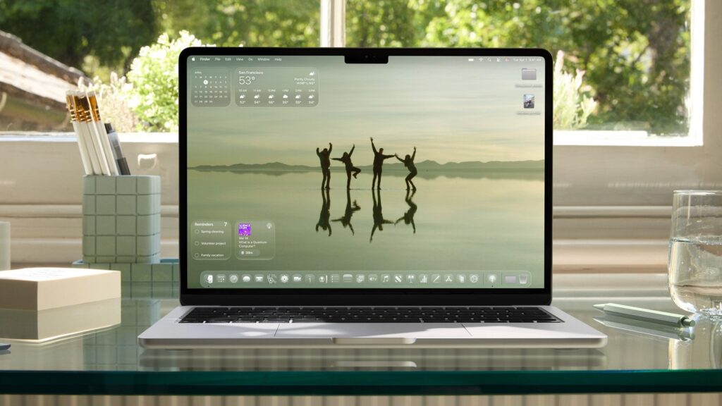 MacBook s macOS Liquid Glass sučeljem kao ilustracija dorada u macOS-u 27