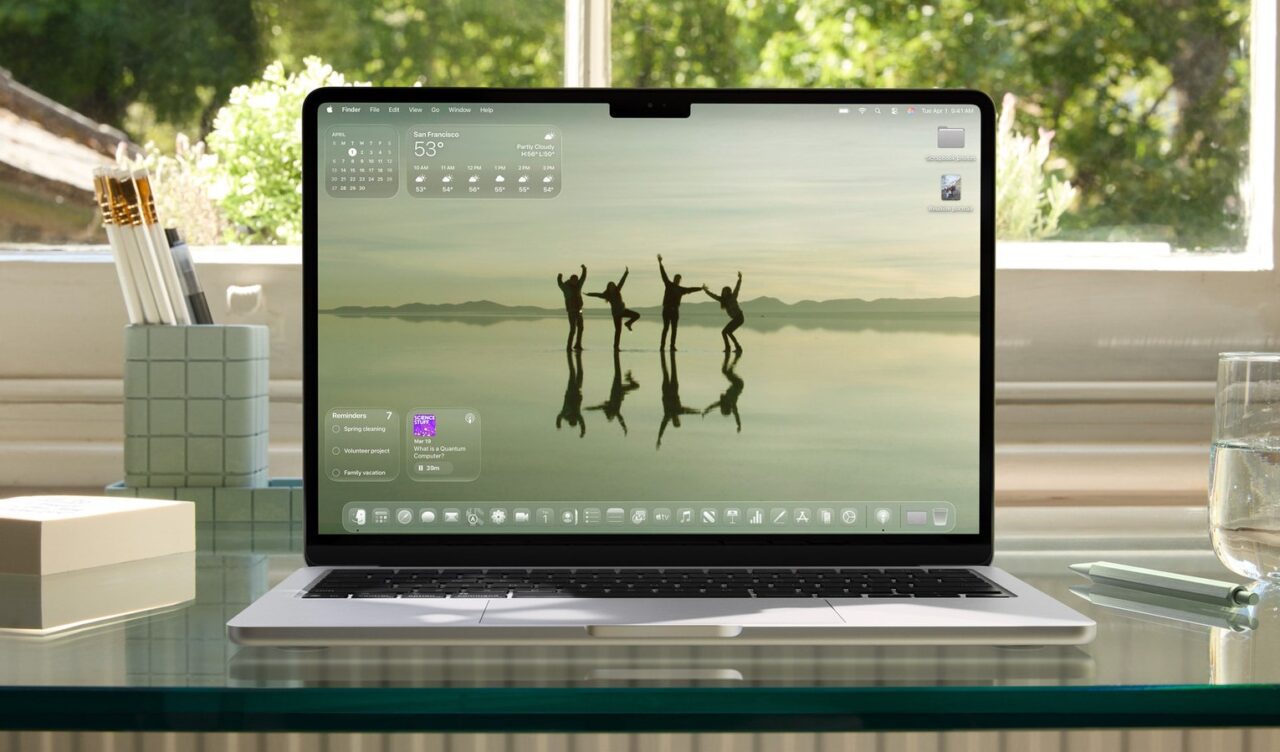 MacBook s macOS Liquid Glass sučeljem kao ilustracija dorada u macOS-u 27