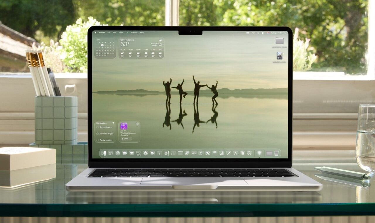 MacBook s macOS Liquid Glass sučeljem kao ilustracija dorada u macOS-u 27
