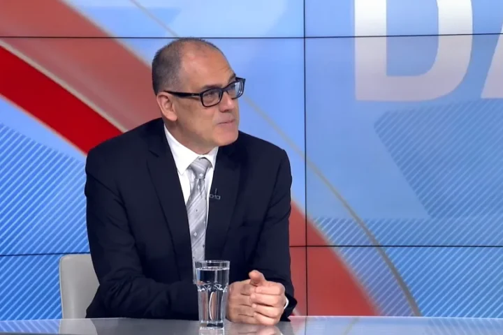 Aleksandar Radic govori u televizijskom studiju.