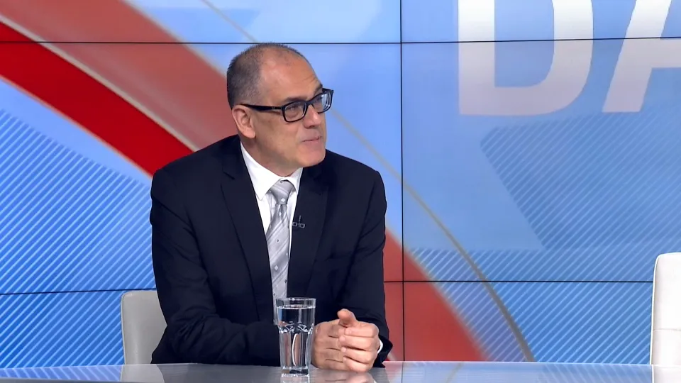 Aleksandar Radic govori u televizijskom studiju.