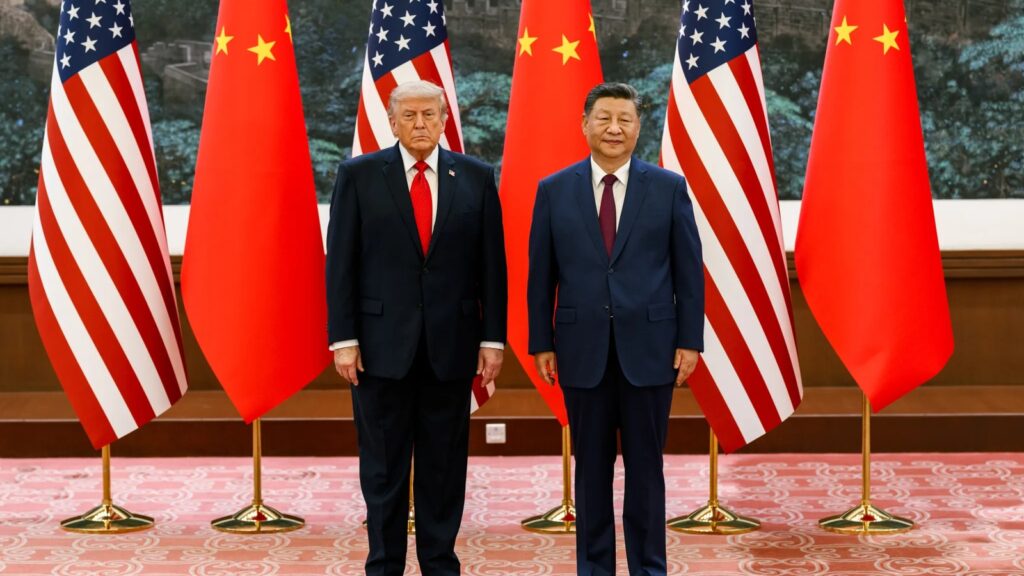 Donald Trump i Xi Jinping u Pekingu ispred američkih i kineskih zastava.