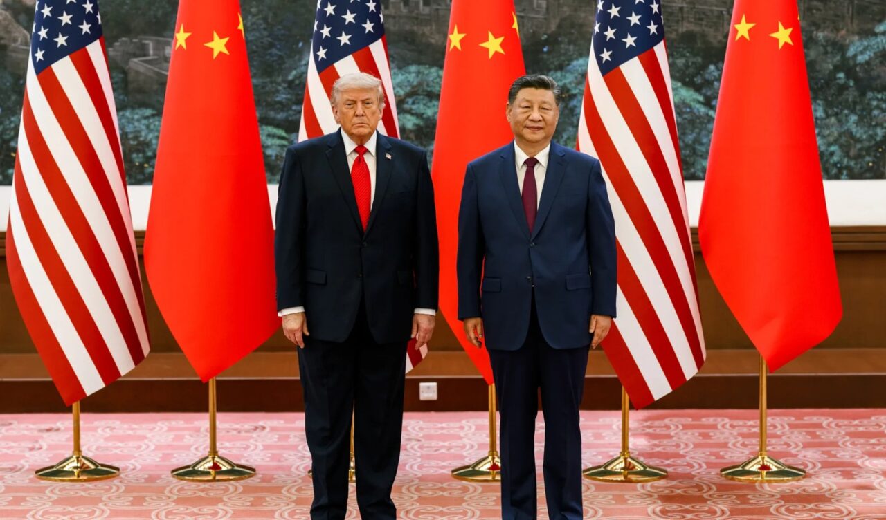 Donald Trump i Xi Jinping u Pekingu ispred američkih i kineskih zastava.