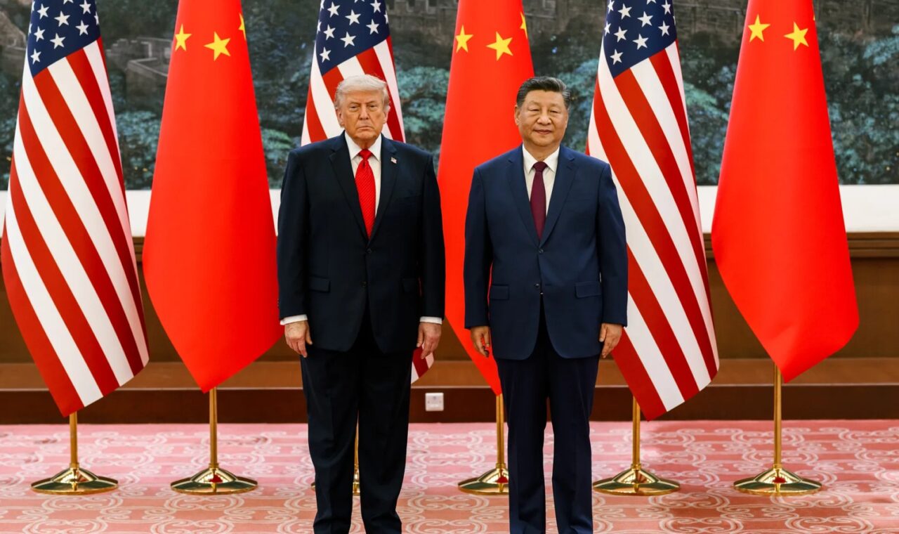 Donald Trump i Xi Jinping u Pekingu ispred američkih i kineskih zastava.