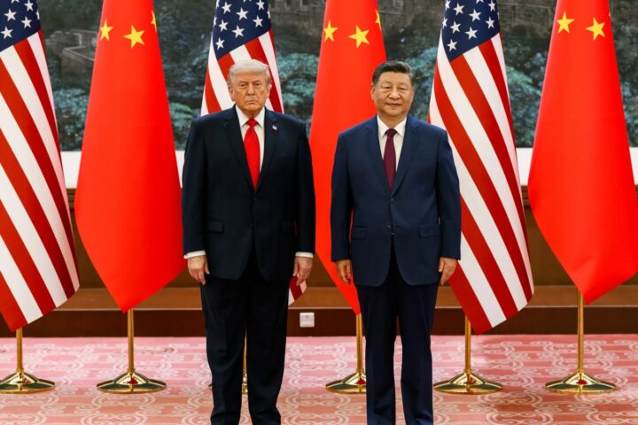Donald Trump i Xi Jinping u Pekingu ispred američkih i kineskih zastava.