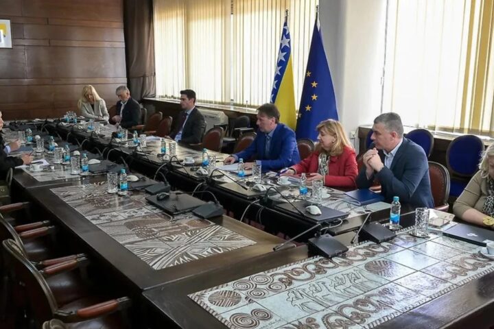 Sudionici sastanka u Sarajevu o zakonu o vodnim uslugama u Federaciji BiH.