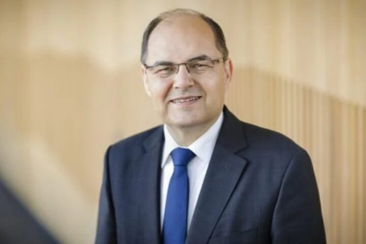 Schmidt poručio da odlazak nije bio trenutačan, a za Dodika kaže da je platio lobiranje protiv njega