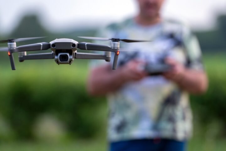 Dron kao ilustracija morskih i vodenih tehnologija