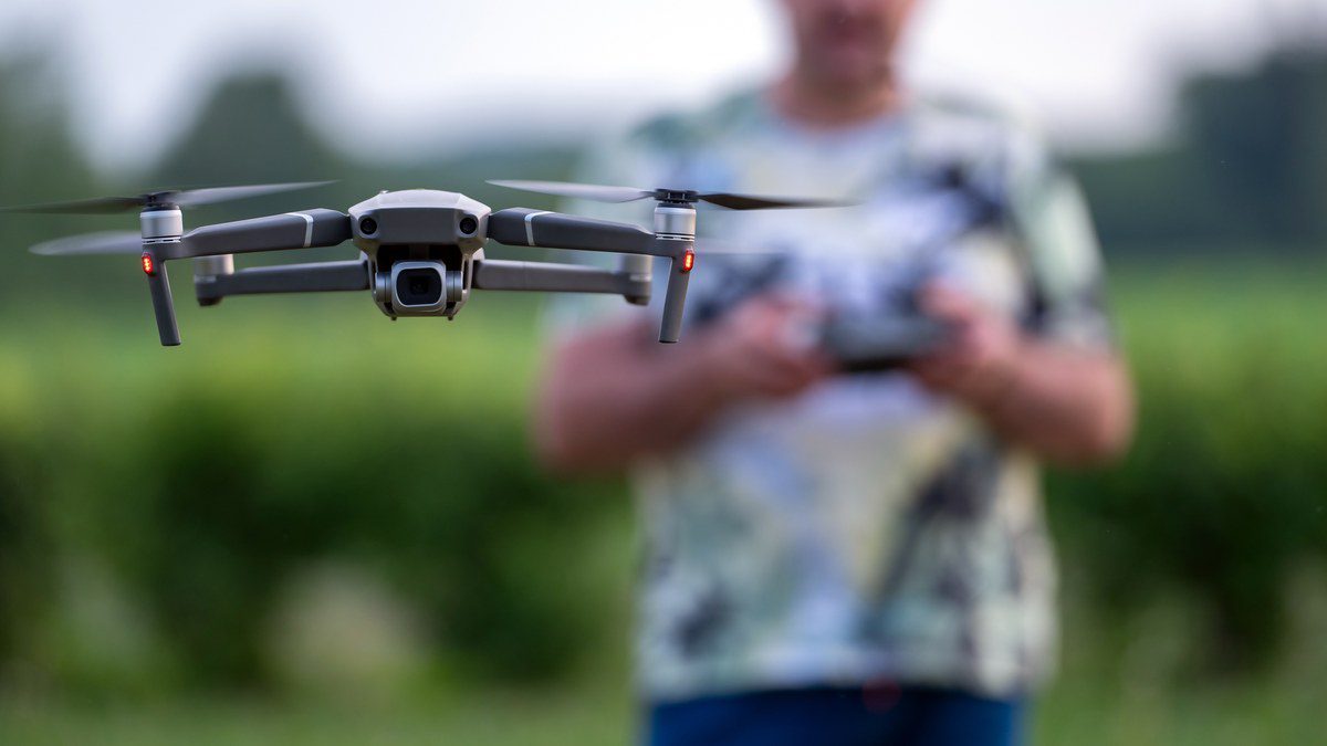 Dron kao ilustracija morskih i vodenih tehnologija